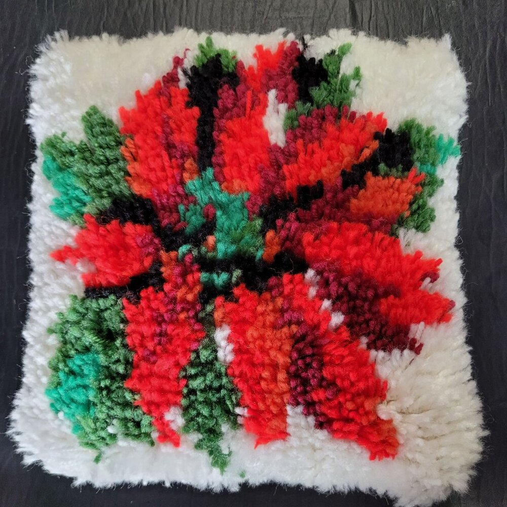 Christmas Latch Hook Poinsettia Throw Pillow Accent Yarn‎ Rug MCM Retro Vtg